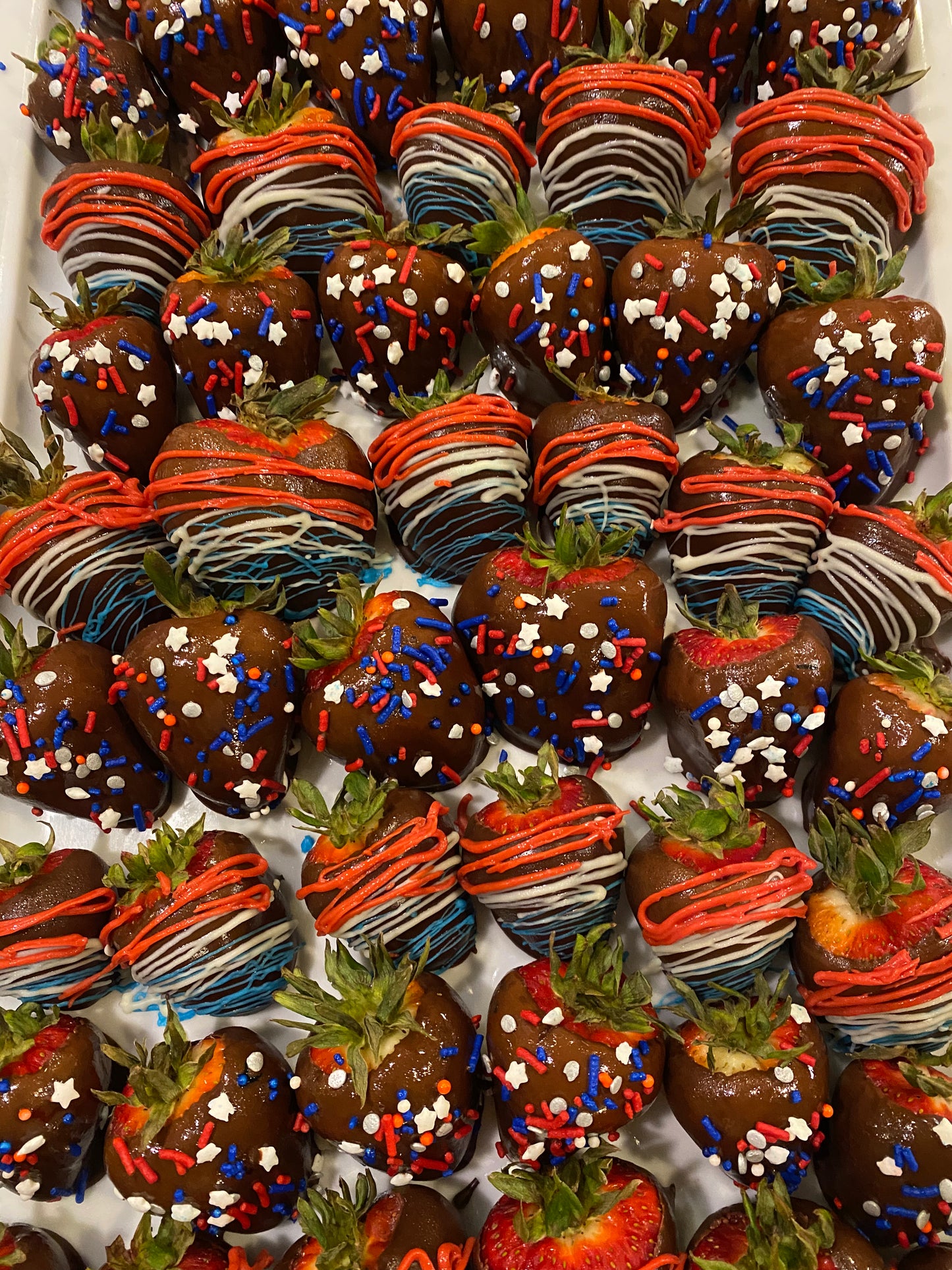 Chocolate Covered Strawberries (13" Round)